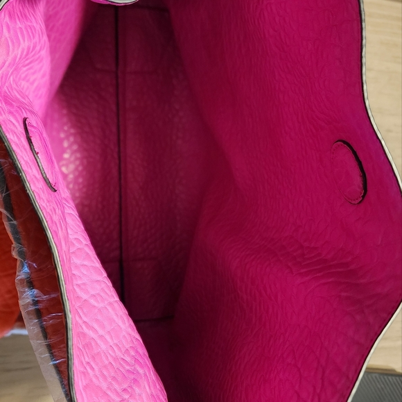 A small purse inside another bigger purse - Picture 3 of 6